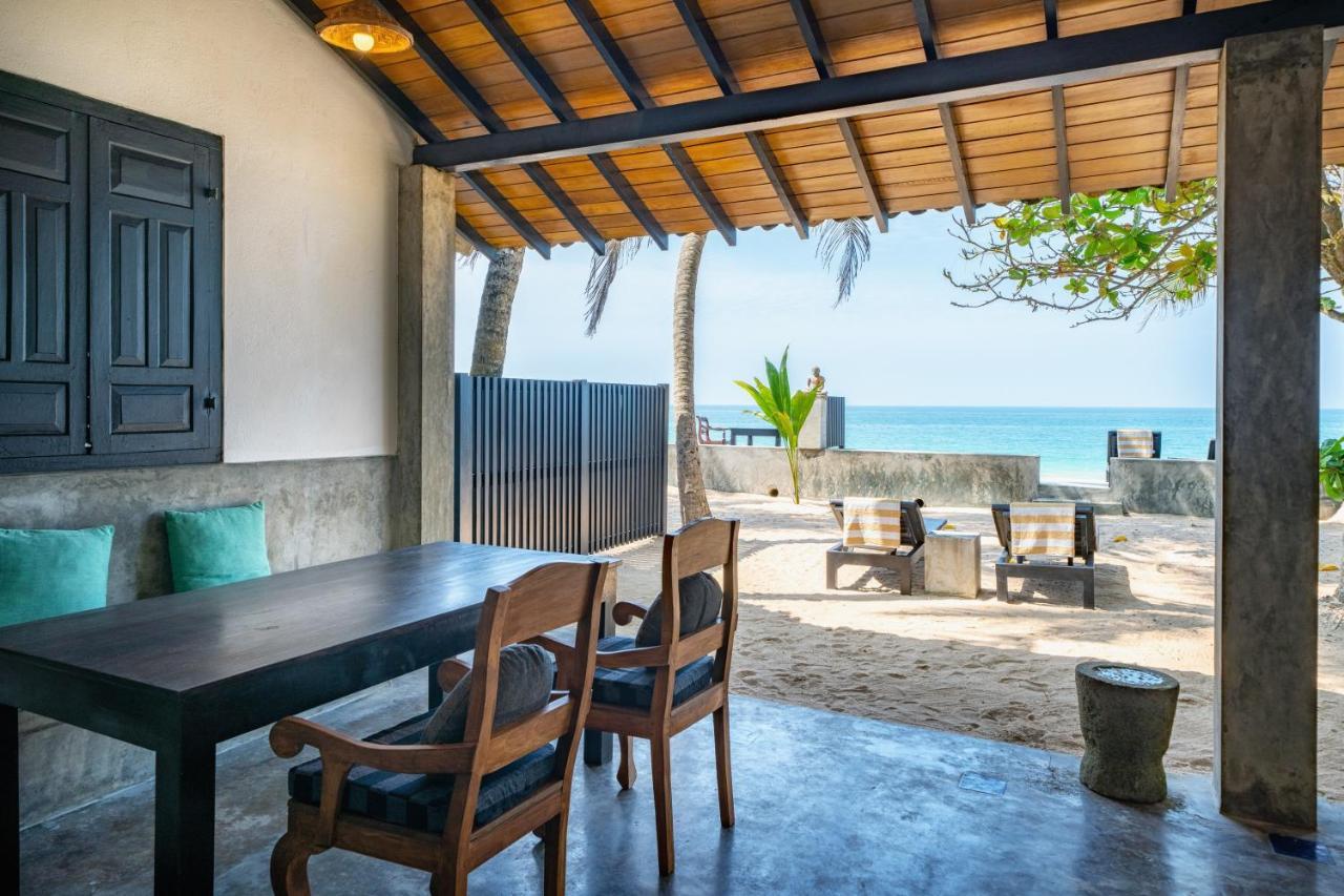 Red Parrot Beach Villa Амбалангода Экстерьер фото